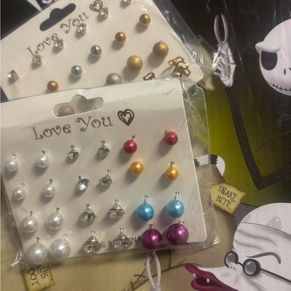 Assorted Stud Earrings Set - Picture 3 of 6